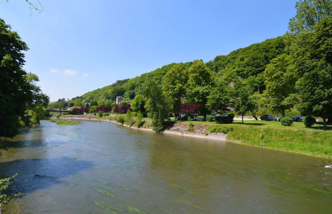 Spacious Chalet Located at Bomal with Hot Tub & Garden Parlour - Foto 24