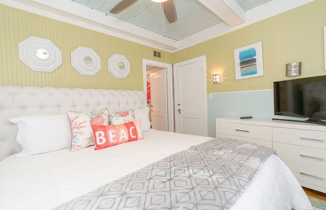 Beachside Bungalow - Photo 2