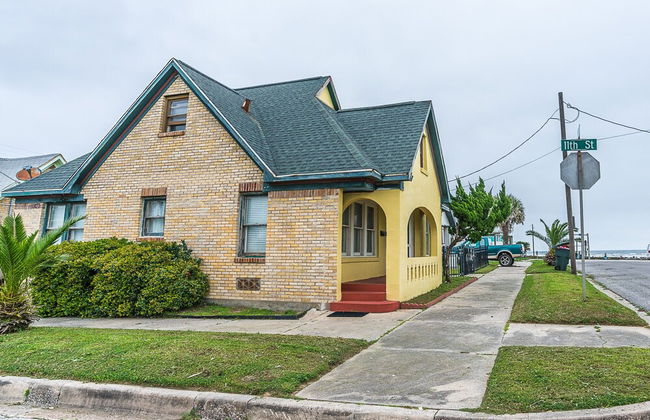 Beachside Bungalow - Photo 1