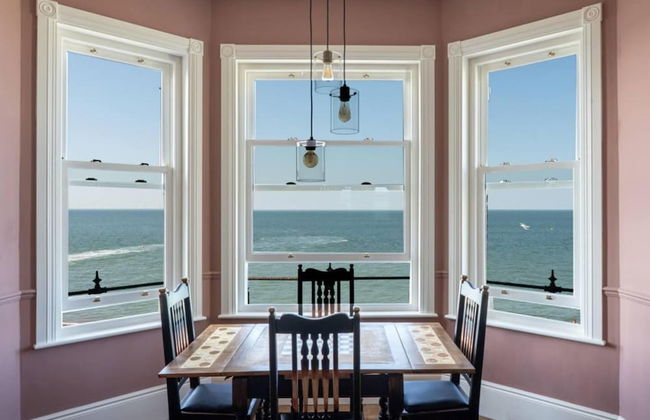 Stylish Beachfront Luxury With Sweeping Sea Views - Foto 1