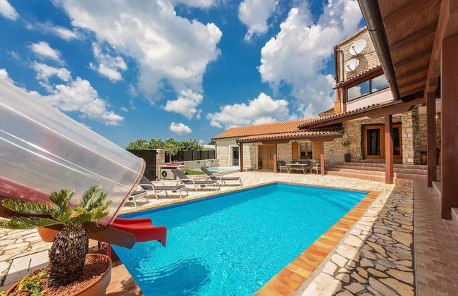 Perfect for Children, Garden With Pool, Playground and Walk in Whirlpool - Foto 31