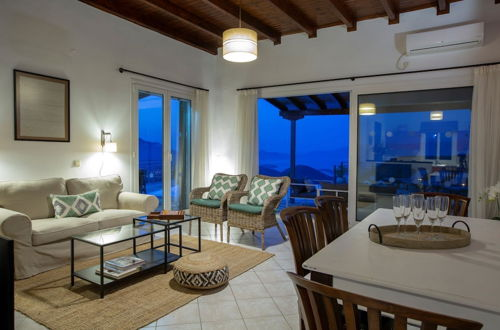 Foto 11 - 3 Bedroom Peaceful Villa With Sea Views & Pool