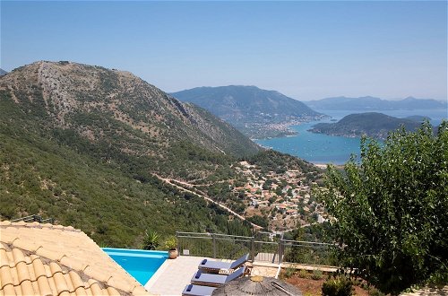 Foto 17 - 3 Bedroom Peaceful Villa With Sea Views & Pool