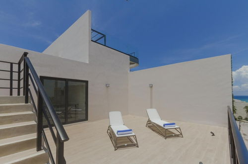 Foto 44 - Entire Modern Apartment 2 min Walk to the Beach Private Rooftop Pool