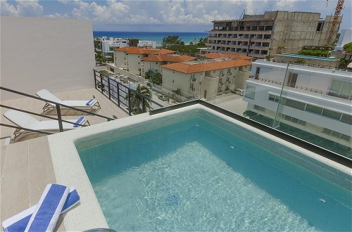 Photo 38 - Entire Modern Apartment 2 min Walk to the Beach Private Rooftop Pool