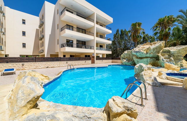 2 bed Apartment Overlooking Pool - Oroklini - Foto 12