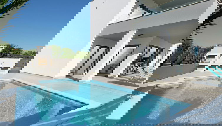 Foto 1 - Luxury Apartment With Private Pool, Near the Beach and Close to Pula