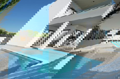 Foto 1 - Luxury Apartment With Private Pool, Near the Beach and Close to Pula