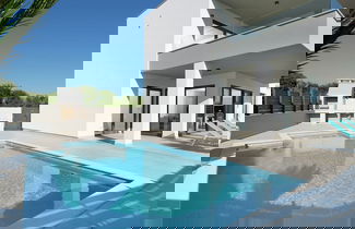 Foto 1 - Luxury Apartment With Private Pool, Near the Beach and Close to Pula