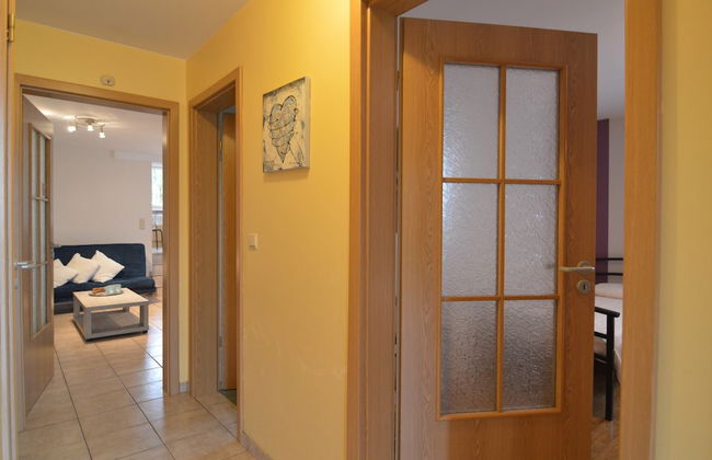 Combine City & Countryside in Well Kept House With Many Games, Next to a Farm - Foto 2