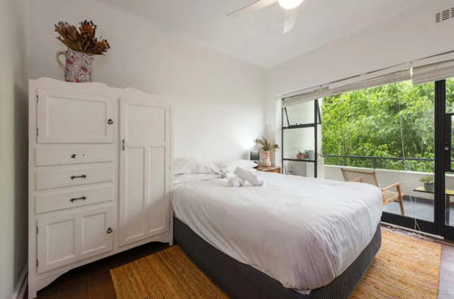 Photo 2 - Mid-century 1 Bedroom Apartment on Albert Park With Parking