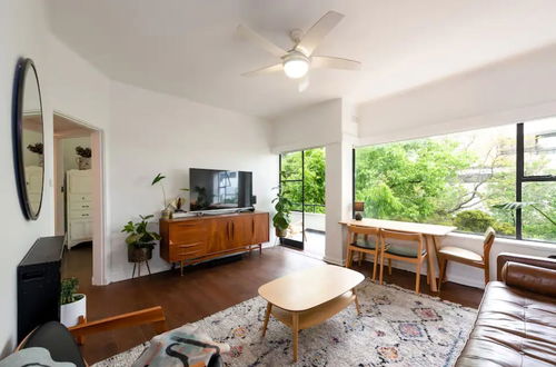 Photo 14 - Mid-century 1 Bedroom Apartment on Albert Park With Parking