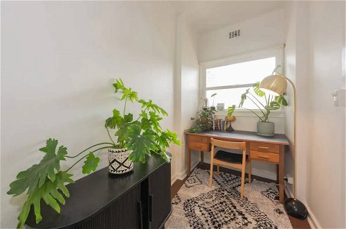 Photo 11 - Mid-century 1 Bedroom Apartment on Albert Park With Parking