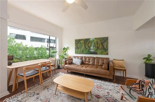 Photo 10 - Mid-century 1 Bedroom Apartment on Albert Park With Parking