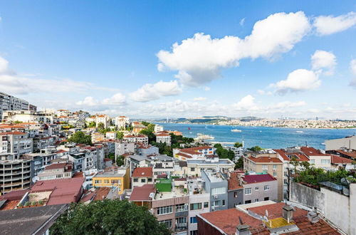 Photo 24 - Central Apartment With Bosphorus View in Cihangir