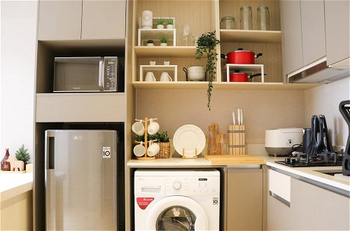 Foto 8 - Modern Look And Comfortable 1Br Gold Coast Apartment Pik