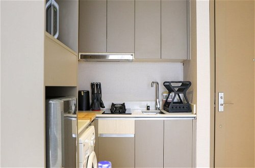 Foto 9 - Modern Look And Comfortable 1Br Gold Coast Apartment Pik