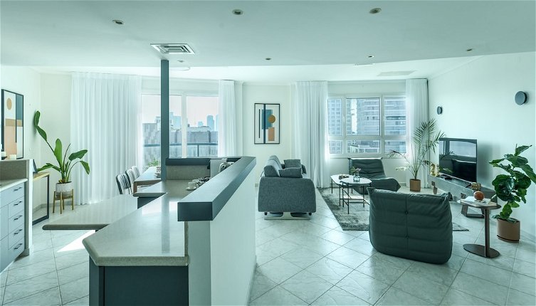 Photo 1 - Awesome 2BR apt Balcony & pool access
