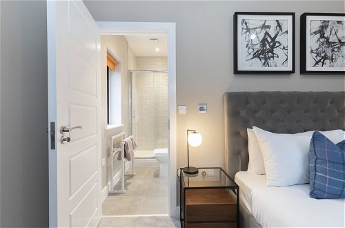 Photo 7 - Elliot Oliver - Stylish Loft Style 2 Bedroom Apartment With Parking