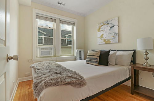 Foto 4 - Alluring 2BR Apt in Old Irving Park