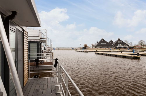 Foto 20 - Luxury Houseboat With Roof Terrace and Stunning Views Over the Sneekermeer