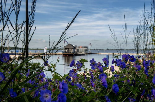 Foto 31 - Luxury Houseboat With Roof Terrace and Stunning Views Over the Sneekermeer