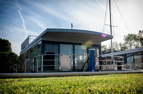 Foto 24 - Luxury Houseboat With Roof Terrace and Stunning Views Over the Sneekermeer