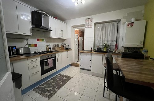 Photo 9 - Specious 2 x Double Bedroom Flat in London E18