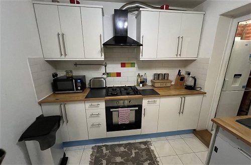 Photo 8 - Specious 2 x Double Bedroom Flat in London E18