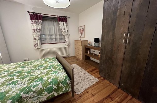 Foto 4 - Specious 2 x Double Bedroom Flat in London E18