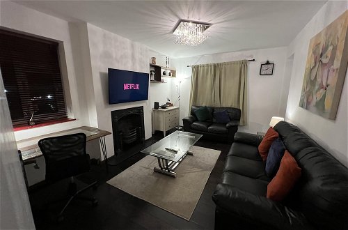 Photo 1 - Specious 2 x Double Bedroom Flat in London E18