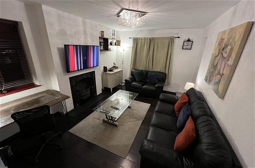 Photo 12 - Specious 2 x Double Bedroom Flat in London E18