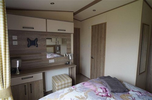 Foto 3 - Stunning River View 2 Bedroom Caravan With Decking