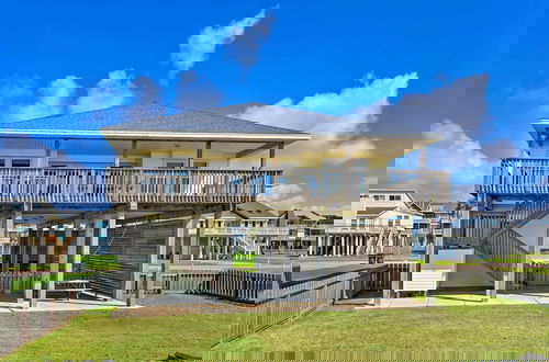 Foto 1 - Beachfront Galveston Getaway w/ Deck & Views