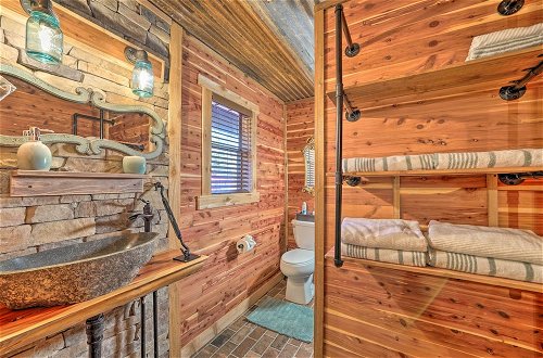 Foto 25 - Relaxing Hochatown Cabin w/ Deck & Hot Tub