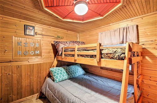 Foto 2 - Relaxing Hochatown Cabin w/ Deck & Hot Tub