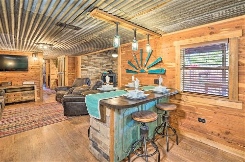 Foto 18 - Relaxing Hochatown Cabin w/ Deck & Hot Tub