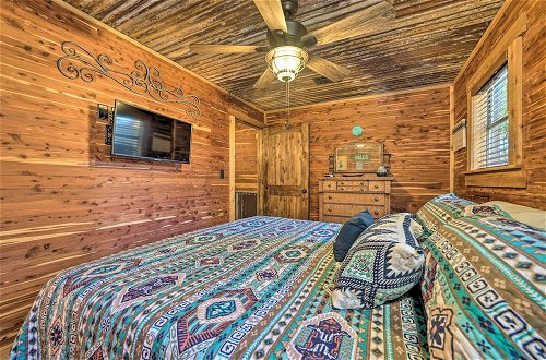 Foto 13 - Relaxing Hochatown Cabin w/ Deck & Hot Tub