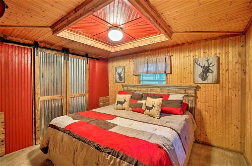 Foto 14 - Relaxing Hochatown Cabin w/ Deck & Hot Tub