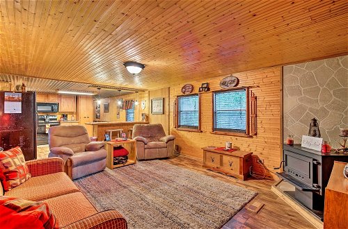 Foto 11 - Relaxing Hochatown Cabin w/ Deck & Hot Tub