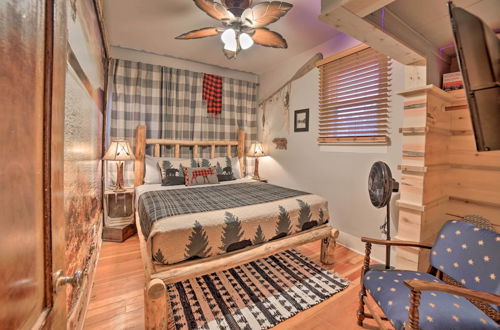 Photo 19 - One-of-a-kind Rustic Retreat in Dtwn Sturgeon Bay