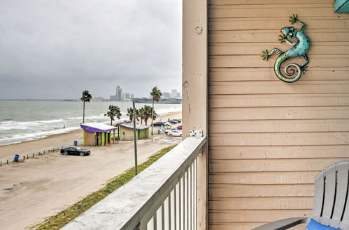 Foto 2 - Beachfront Corpus Christi Condo w/ Deck & Views