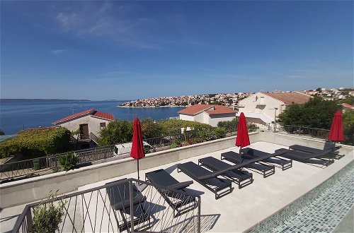 Photo 9 - Stunning sea View Apartment With Infinity Swimming Pool a1