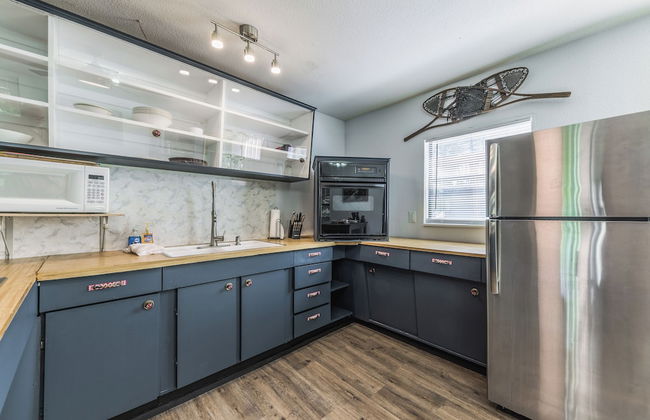 Midtown Lodge - Photo 12