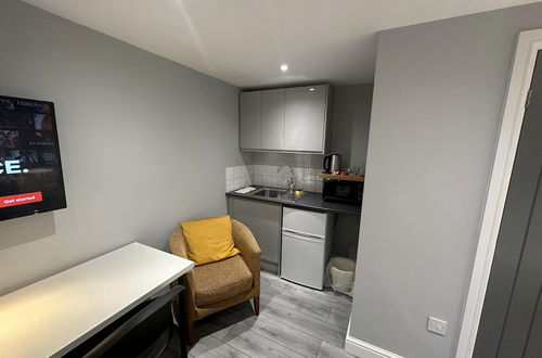 Photo 11 - Beautiful 1-bed Modern Luxury Apartment in Luton