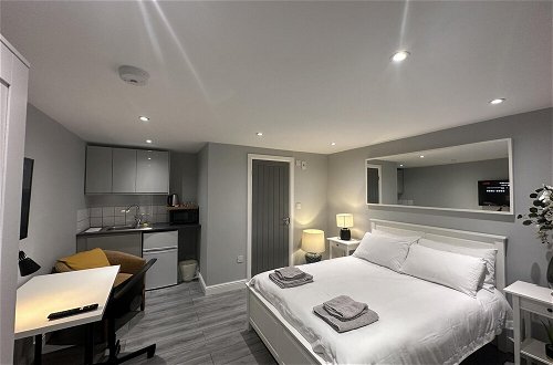 Photo 18 - Beautiful 1-bed Modern Luxury Apartment in Luton