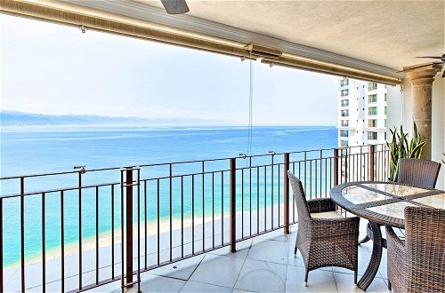 Foto 17 - Beachfront Resort Condo w/ Wraparound Balcony