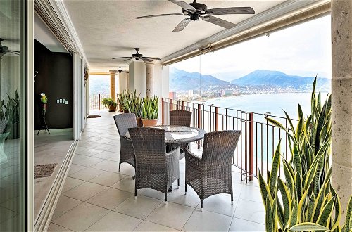 Foto 4 - Beachfront Resort Condo w/ Wraparound Balcony