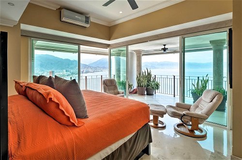 Foto 8 - Beachfront Resort Condo w/ Wraparound Balcony