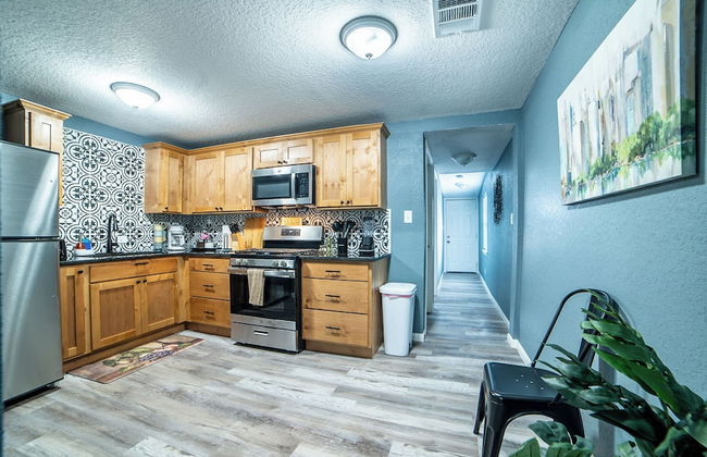 Fascinating 2br/1ba Near Festive DT and Riverwalk - Photo 7